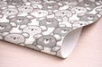 Detalle de esquina de papel pintado de koalas en tonos suaves sobre fondo claro infantil.