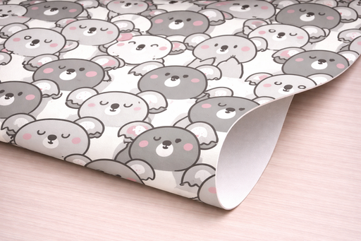 Detalle de esquina de papel pintado de koalas en tonos suaves sobre fondo claro infantil.