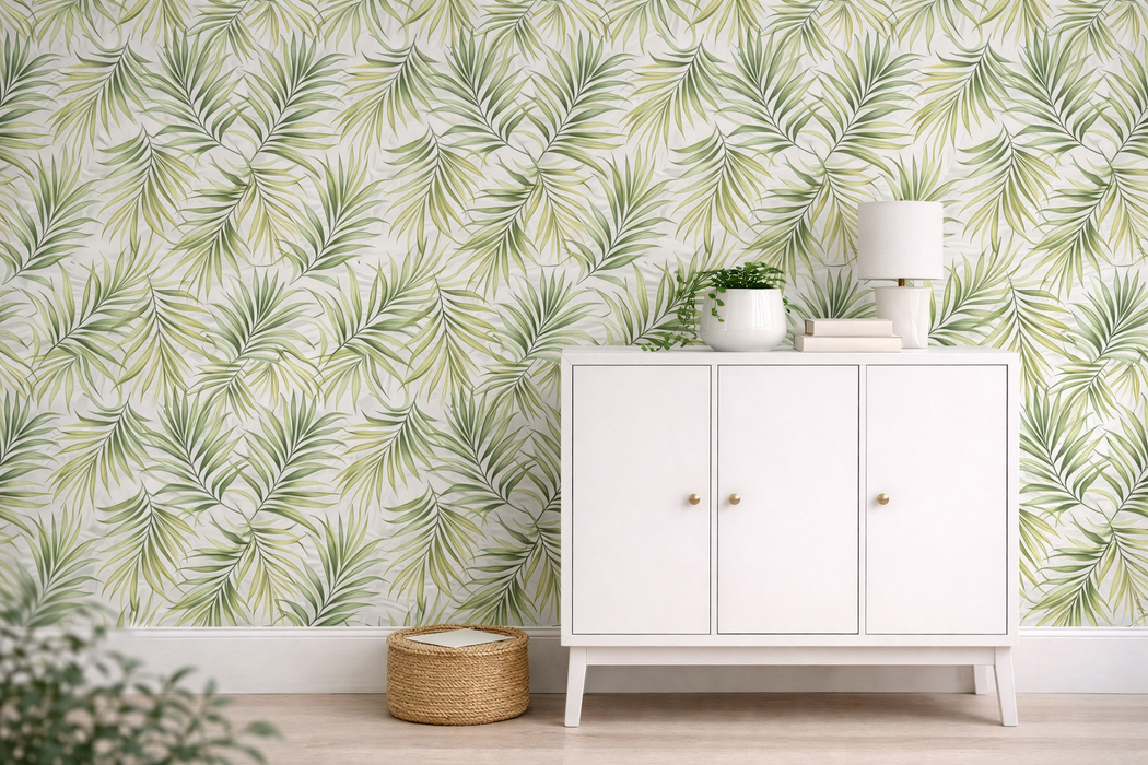 Papel pintado con estampado de plantas verdes sobre fondo blanco roto, instalado en pared