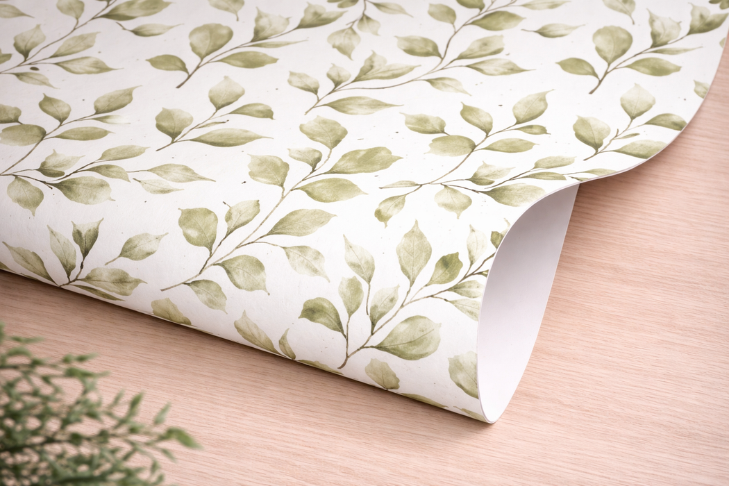 Esquina de papel pintado con estampado de plantas verdes y fondo blanco roto