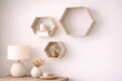 Baldas hexagonales decorativas colocadas en la pared como estanterías flotantes en ambiente hogareño