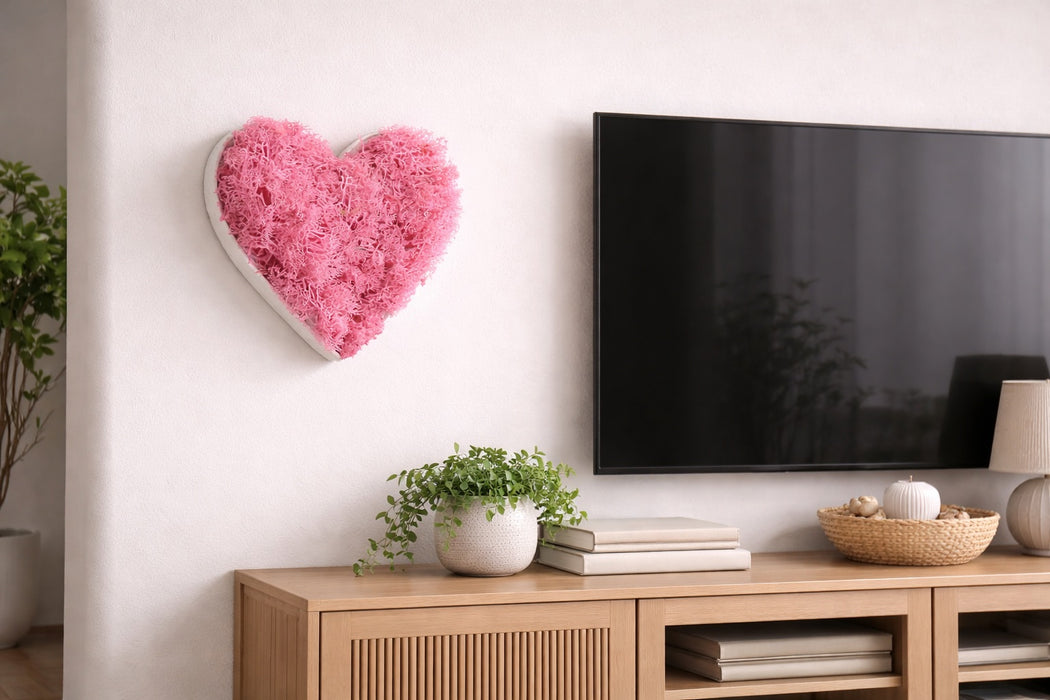 Corazón decorativo con musgo preservado rosa natural en hogar, diseño romántico y sostenible