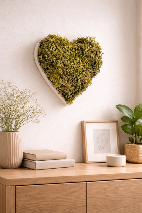 Corazón decorativo con musgo preservado verde seco natural, diseño romántico y sostenible