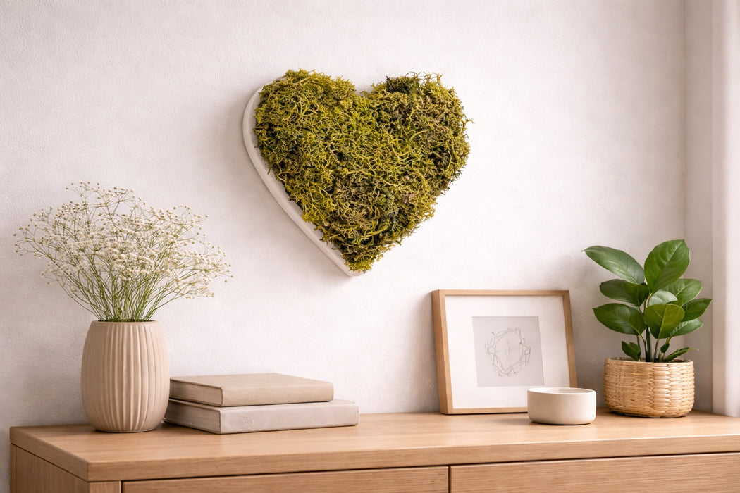 Corazón decorativo con musgo preservado verde seco natural en hogar, diseño romántico y sostenible
