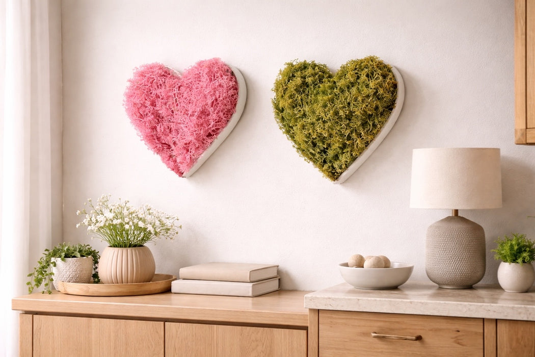 Corazón decorativo con musgo preservado verde seco y rosa natural en hogar, diseño romántico y sostenible