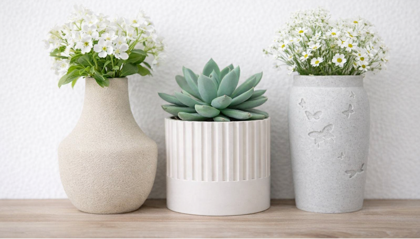Jarrones y cubre-maceteros decorativos para plantas en un ambiente minimalista