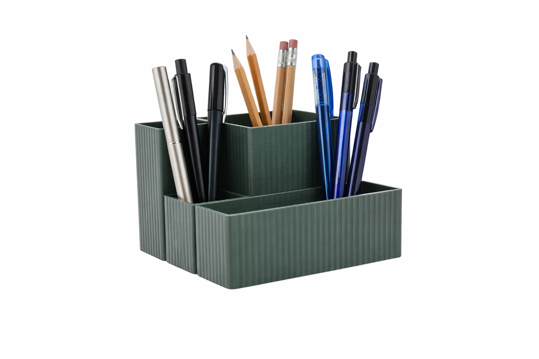 Organizador multifuncional de escritorio en color verde interferencia con lápices y material de oficina