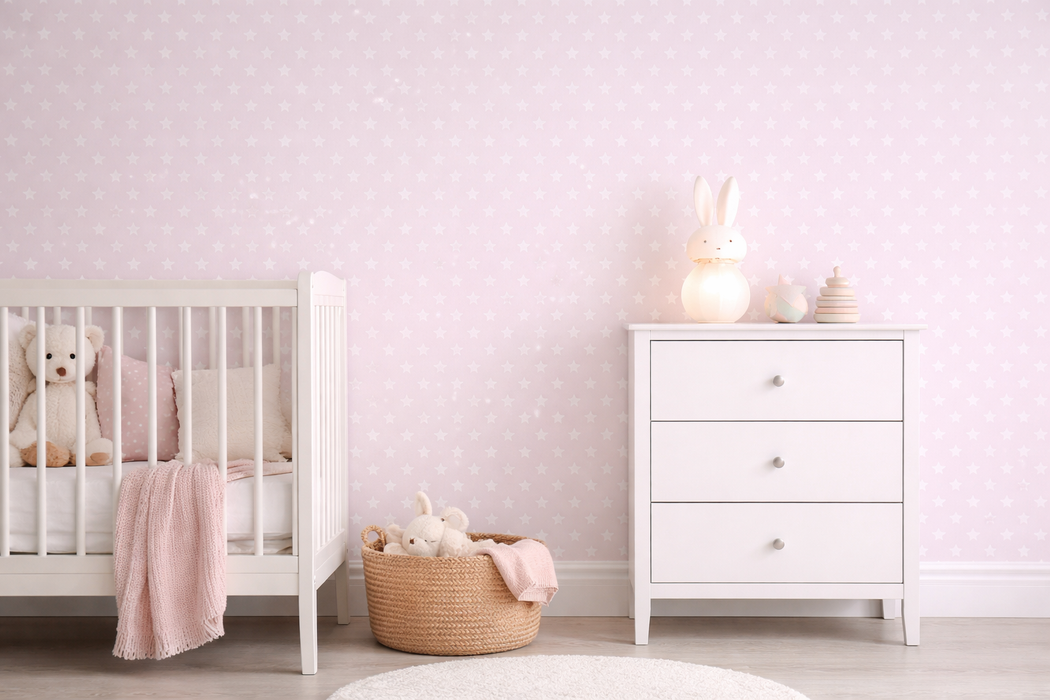 Papel pintado de estrellas suaves en habitación infantil