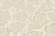 Detalle de papel pintado con estampado de flores en tonos beige y fondo blanco roto