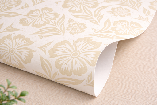 Detalle de esquina de papel pintado con estampado de flores en tonos beige y fondo blanco roto.