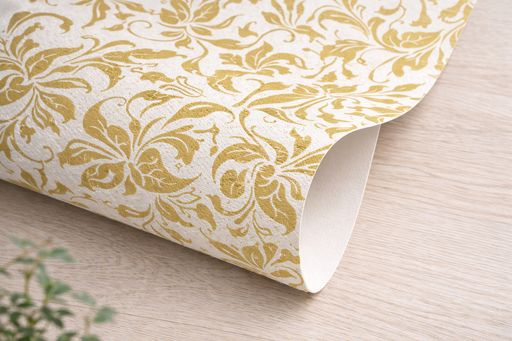 Detalle de esquina de papel pintado con estampado de flores amarillas con fondo blanco