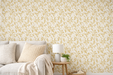 Papel pintado con estampado de flores amarillas con fondo blanco, instalado en un salón