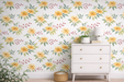 Papel pintado con estampado de flores amarillas sobre fondo claro, instalado en una pared