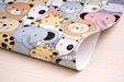 Detalle de esquina papel pintado infantil de animales multicolor