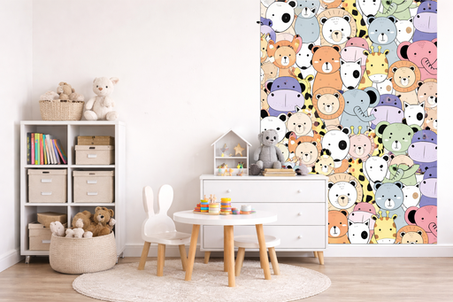 Papel pintado infantil de animales multicolor instalado en una pared