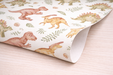 Detalle de esquina del patrón de papel pintado infantil con ilustraciones de dinosaurios en estilo acuarela