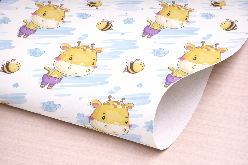 Detalle de esquina de papel pintado con jirafas infantiles y abejas sobre fondo claro