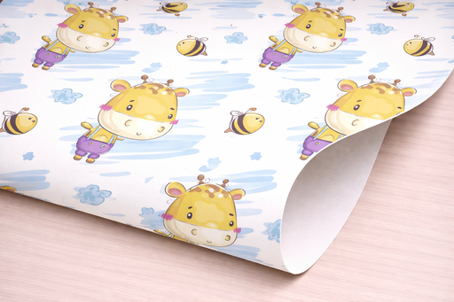 Detalle de esquina de papel pintado con jirafas infantiles y abejas sobre fondo claro