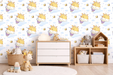 Papel pintado con jirafas infantiles y abejas sobre fondo claro instalado en una pared