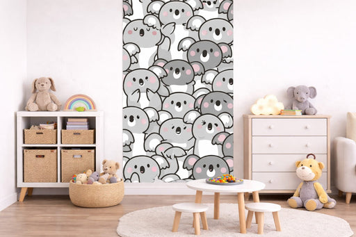 Papel pintado de koalas en tonos suaves sobre fondo claro infantil instalado en una pared