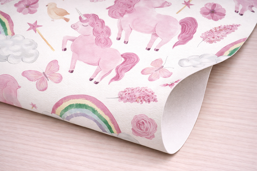 Detalle de esquina del papel pintado infantil con unicornios y arcoíris y flores sobre fondo claro