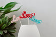 Picks decorativos Love colocados en maceta como detalle romántico para plantas