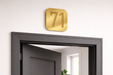 Placa número 71 bicapada dorada instalada en puerta de entrada para señalización de vivienda
