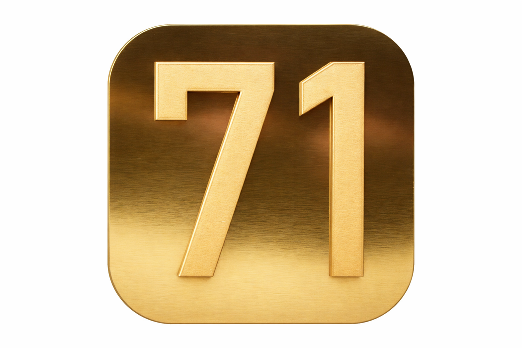 Placa de señalización número 71 bicapada en color dorado con acabado moderno y diseño minimalista