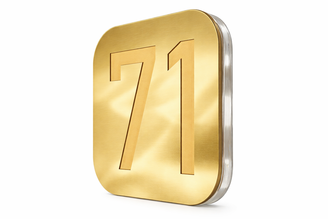 Placa número 71 en metacrilato bicapado dorado, grabado láser preciso y elegante