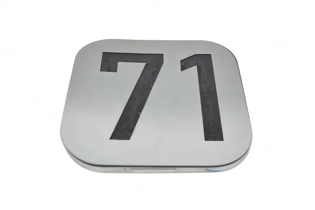 Placa de número 71 bicapada plateada vista inferior, ideal para puertas y fachadas