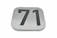 Placa de número 71 bicapada plateada vista inferior, ideal para puertas y fachadas