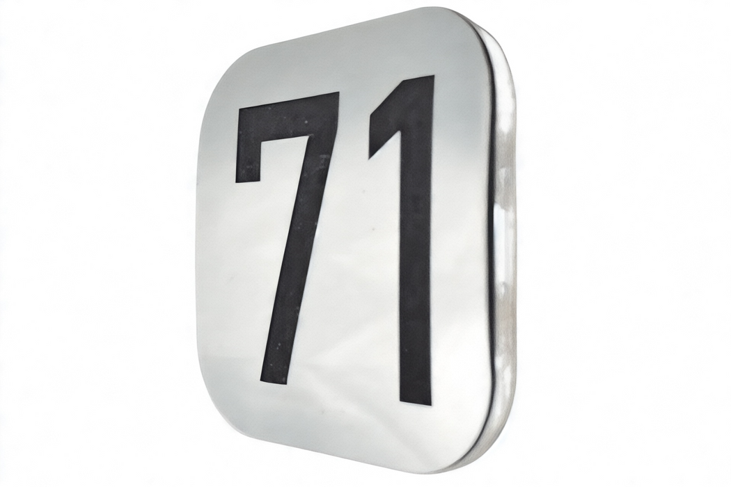 Vista lateral de la placa número 71 bicapada mostrando su grosor y acabado en metacrilato