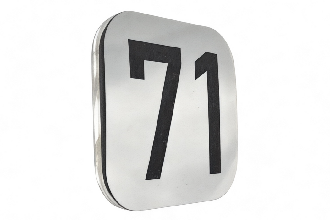 Placa número 71 en metacrilato bicapado plateado, grabado láser preciso y elegante