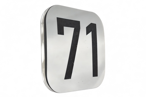 Placa número 71 en metacrilato bicapado plateado, grabado láser preciso y elegante