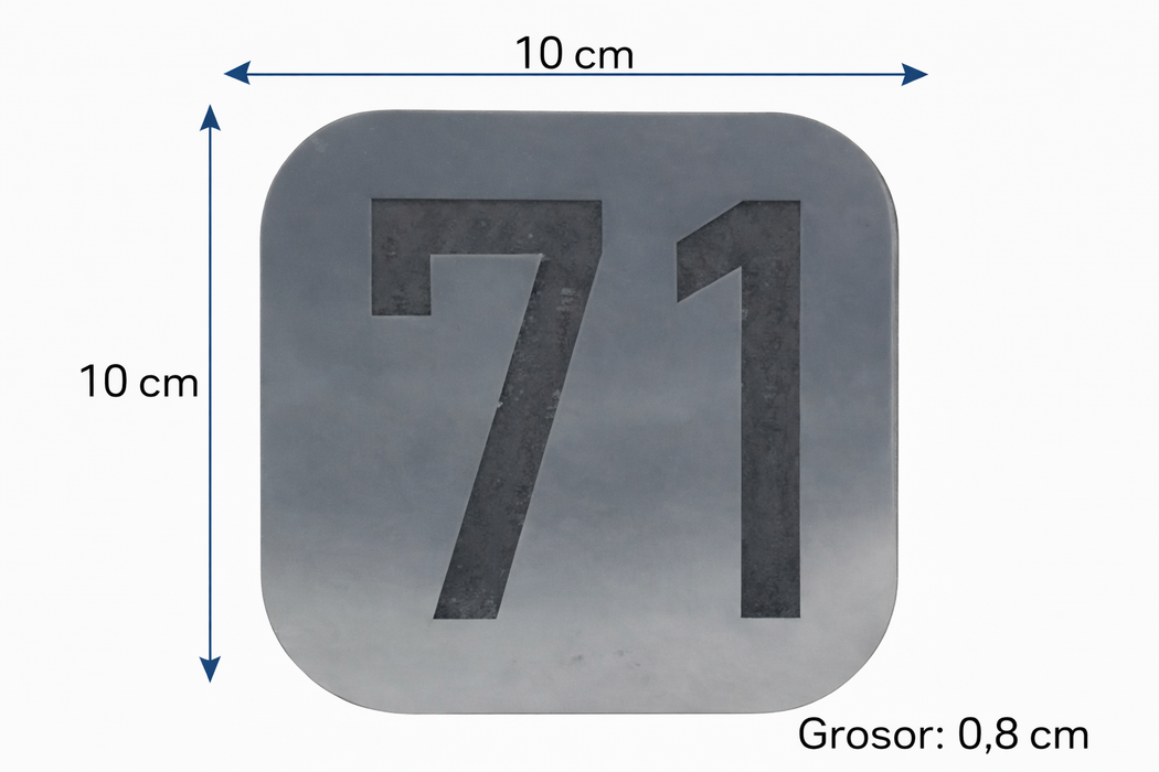 Placa número 71 bicapada plateada con medidas 10 x 10 x 0,8 cm indicadas