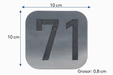 Placa número 71 bicapada plateada con medidas 10 x 10 x 0,8 cm indicadas