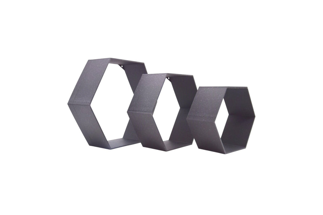 Set de baldas hexagonales decorativas en color negro, colocadas en fila y vista frontal