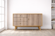 Vinilo decorativo efecto madera gris natural colocado sobre un mueble