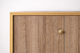 Detalle del vinilo efecto madera gris natural colocado en la esquina de un mueble