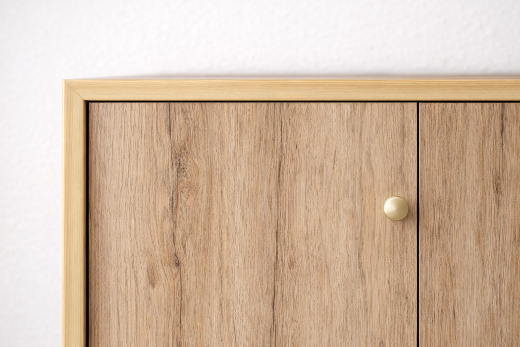 Detalle del vinilo efecto madera natural suave colocado en la esquina de un mueble