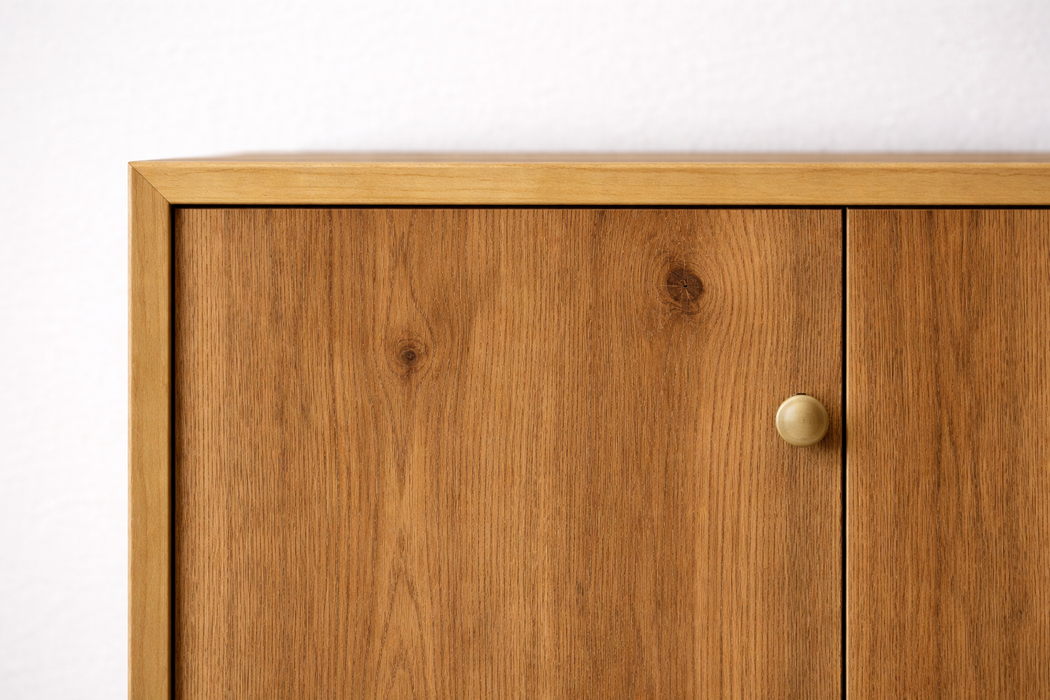 Detalle del vinilo efecto madera roble cálido colocado en la esquina de un mueble